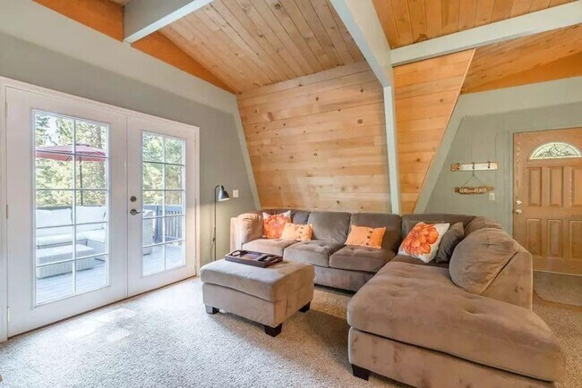 Building Photo - SEASONAL LEASE: "Ski Bird's Paradise" 5 Bedrooms, Right in Agate Bay