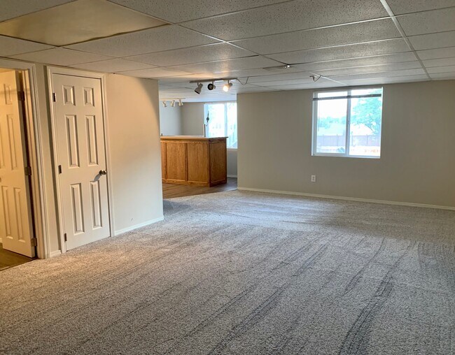 Building Photo - Renovated 4 BR/4BA Home with Large Backyar...