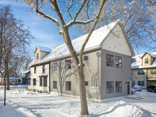 Building Photo - Spacious Brand New 8 Bed + 4 Bath near U of M!