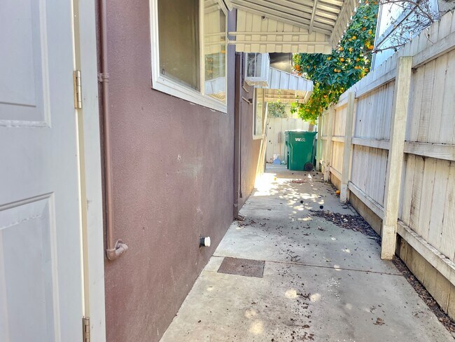 Building Photo - 3535 N San Joaquin St