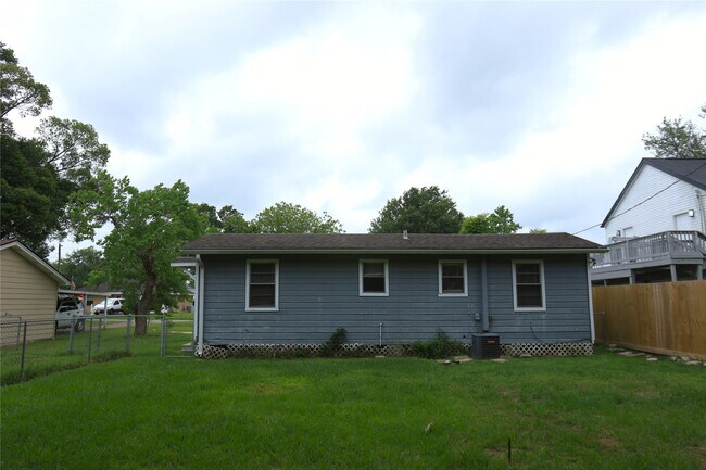 Building Photo - 713 S Valderas St