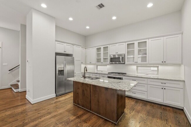 Building Photo - 2441 Charleston St