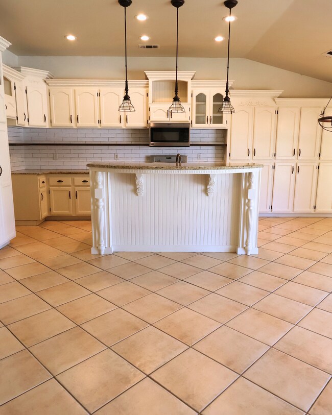 Building Photo - 4 Bedroom 2 Bath House for Rent in Northwe...