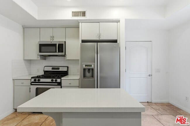 Building Photo - 851 N San Vicente Blvd