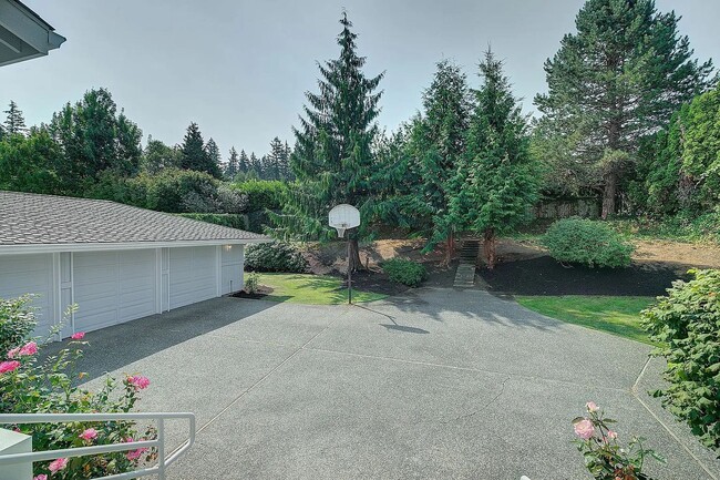 Building Photo - Clyde Hill Home