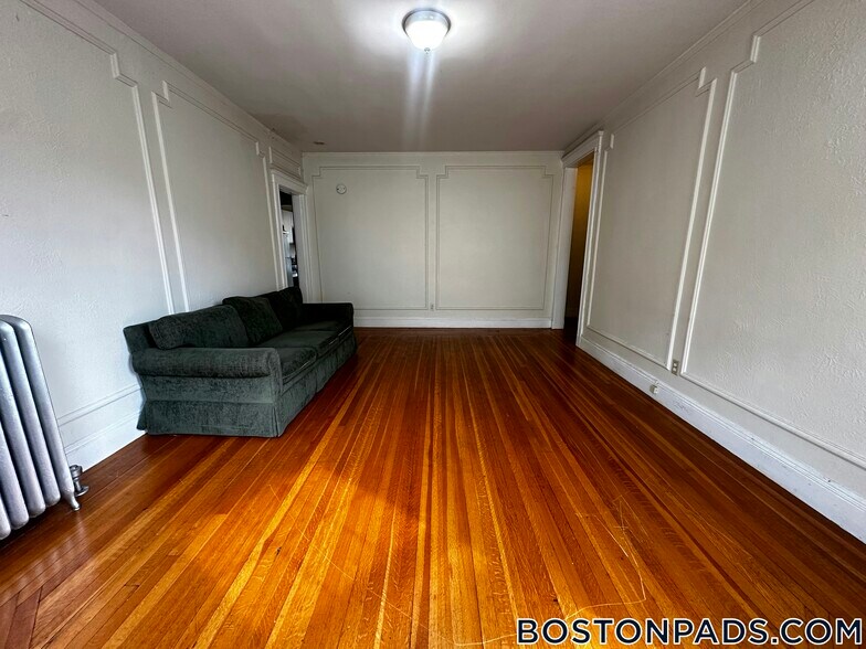 Building Photo - 90 Maple St