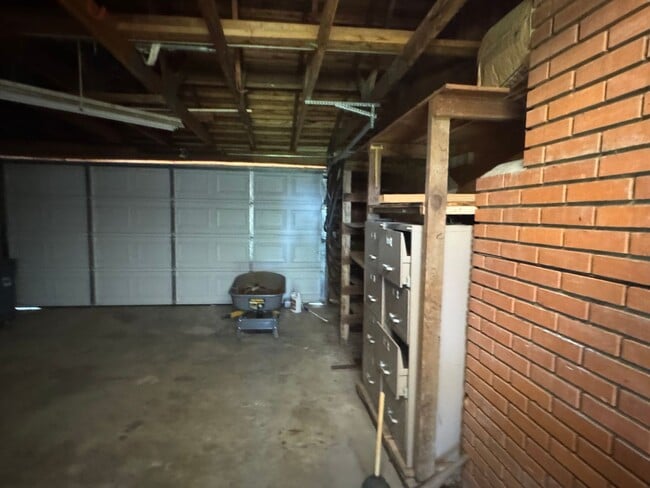 Building Photo - 4 Bedroom