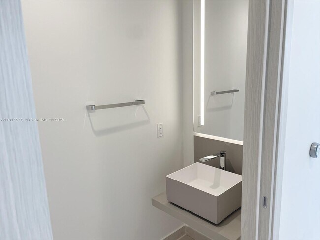 Building Photo - 1000 Brickell Plaza