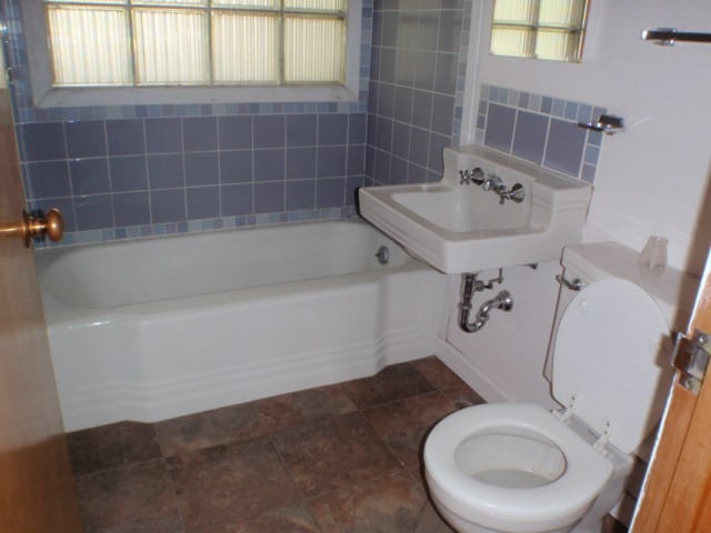 Upper level bathroom - 1815 E Park Ave