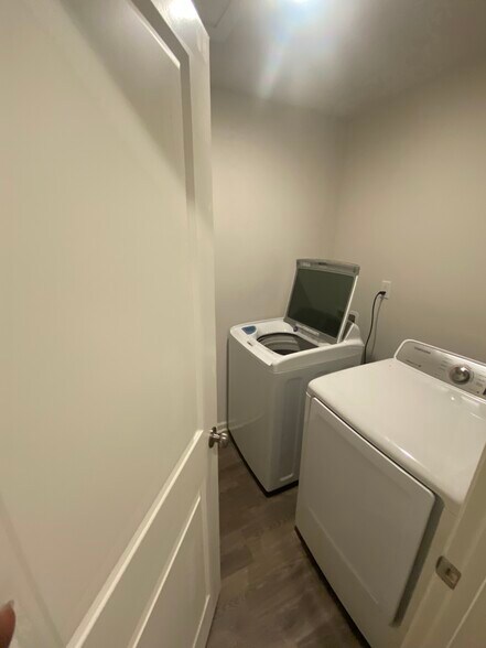 Building Photo - 427 Silo Ct