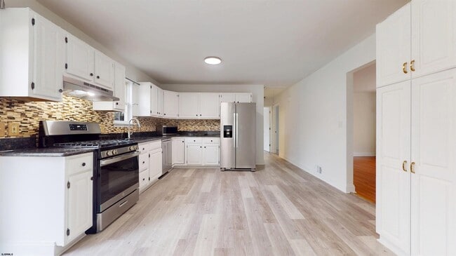 Building Photo - 450 Redwood Ave