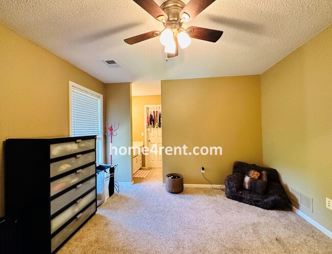 Building Photo - Beautiful Four Bedroom Home in a Quiet Neighborhood w/ an Updated Kitchen, Wood Floors, and a Fin...