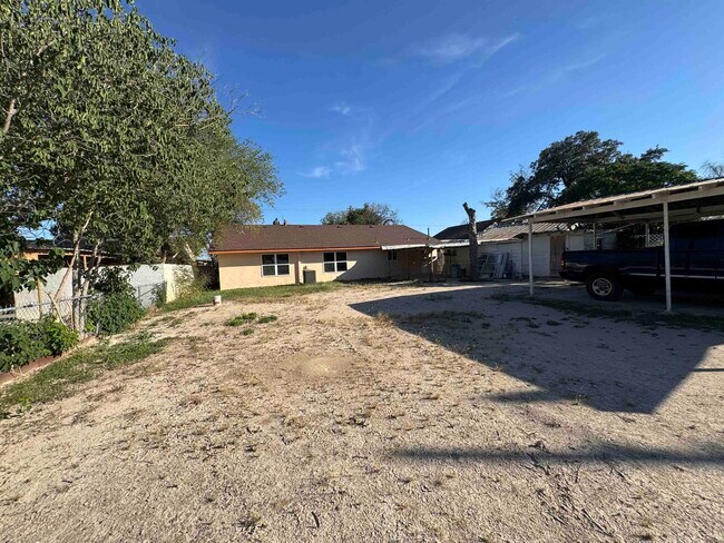 Building Photo - 1005 Las Vacas St