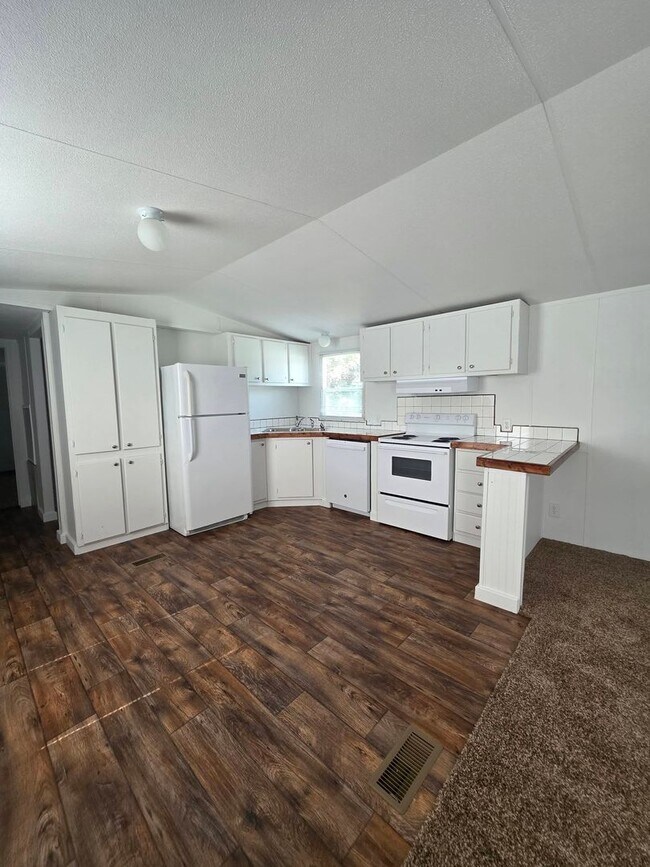 Building Photo - Ready to Move in