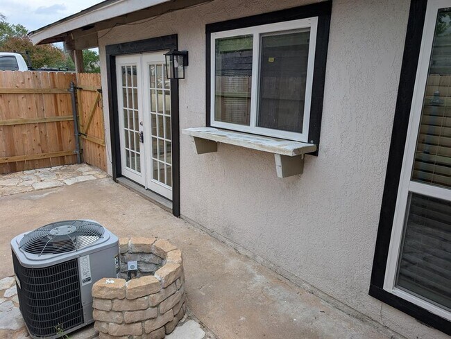 Building Photo - 2905 Parker Ln