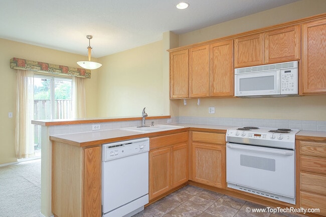 Building Photo - 6554 NE Forest Ln