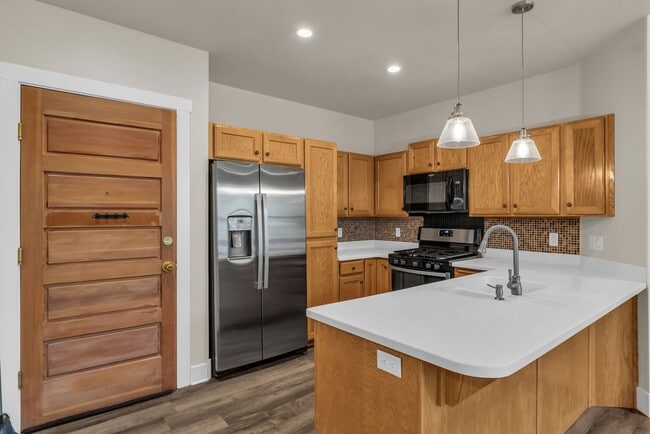Building Photo - 8381 Meadowview Ct