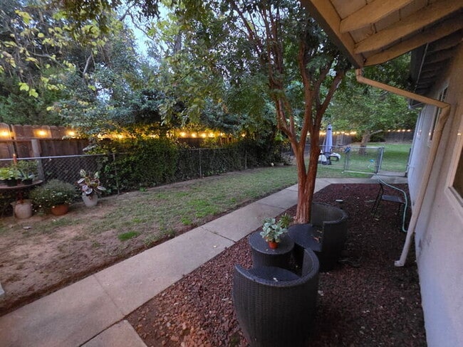 Building Photo - 3 bed 1 bath Duplex with garage and privat...