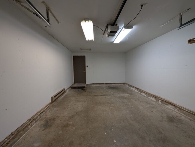 Building Photo - Valley Townhome, 3BD/1.5BA, Fully Fenced Y...