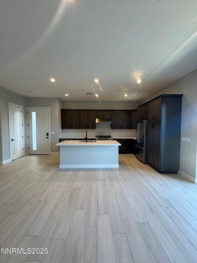 Building Photo - 1521 Golf Club Dr