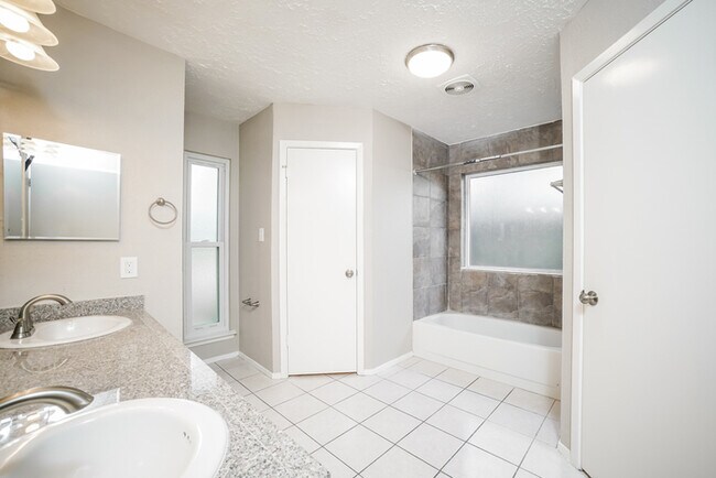 Building Photo - Beautiful 3-Bedroom Home in Houston, TX