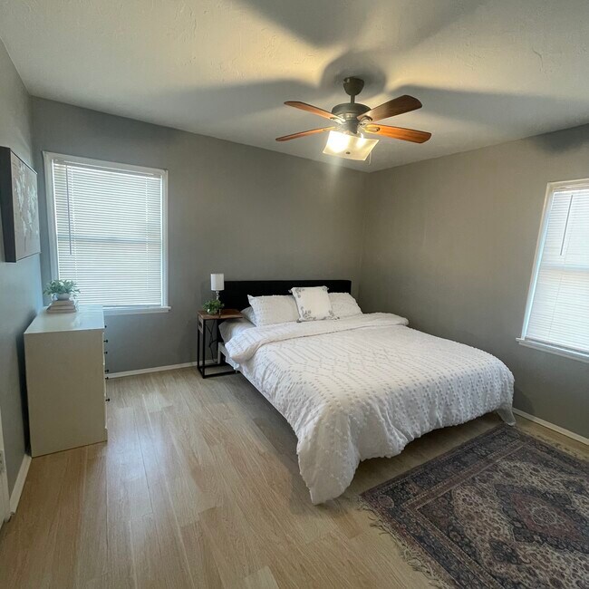 king-size bed - 292 E 42nd St