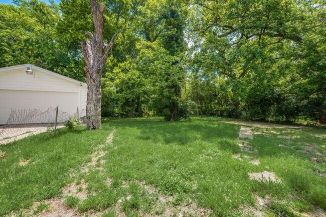 Building Photo - Charming Lease Opportunity in a Convenient Dallas Location!