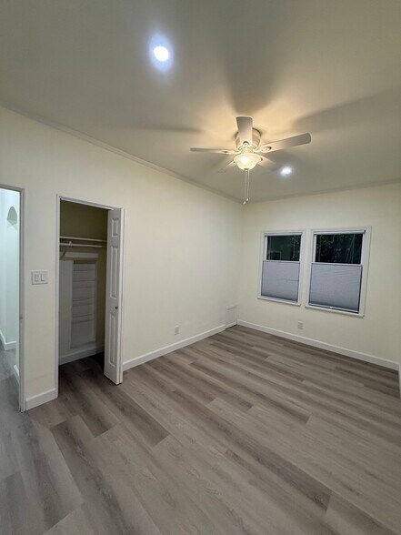 Building Photo - 208 N La Peer Dr