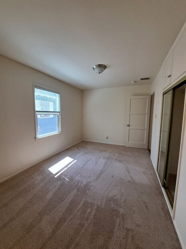 Building Photo - 3 BEDROOM HOME W/CENTRAL AIR CONDITIONING
