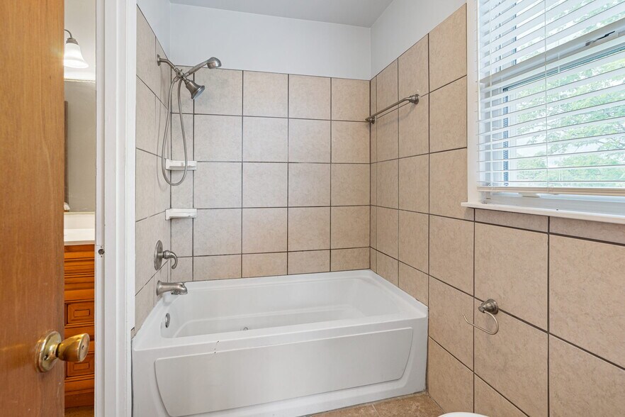 Building Photo - 3841 Dubois Dr
