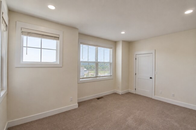 Building Photo - 1380 Belfair St