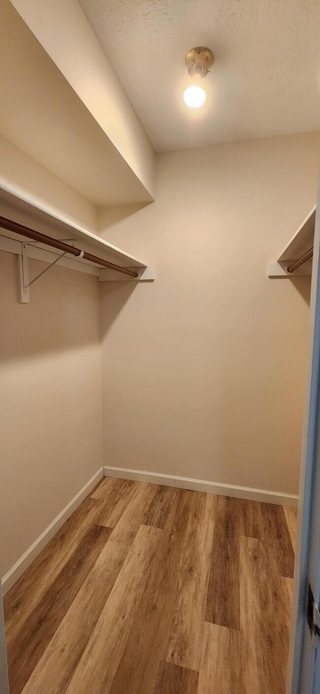 Building Photo - 8368 SE Pine Cir