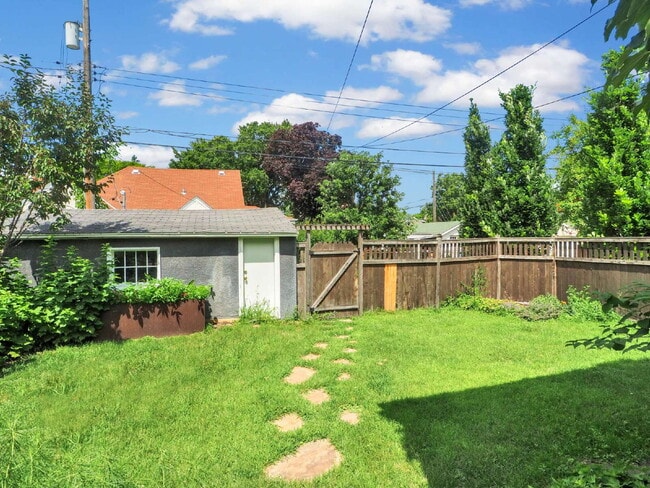 Building Photo - Spacious 5 bedroom home on Minnehaha Parkw...