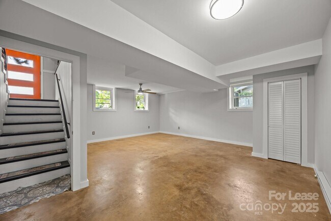 Building Photo - 917 W Chapel Rd