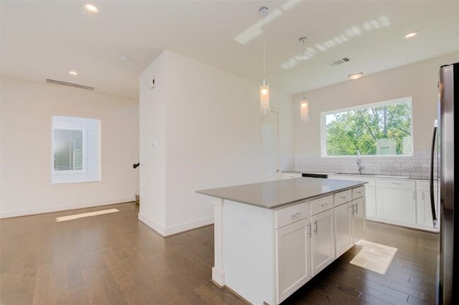 Building Photo - 4811 Martin Oaks Ln
