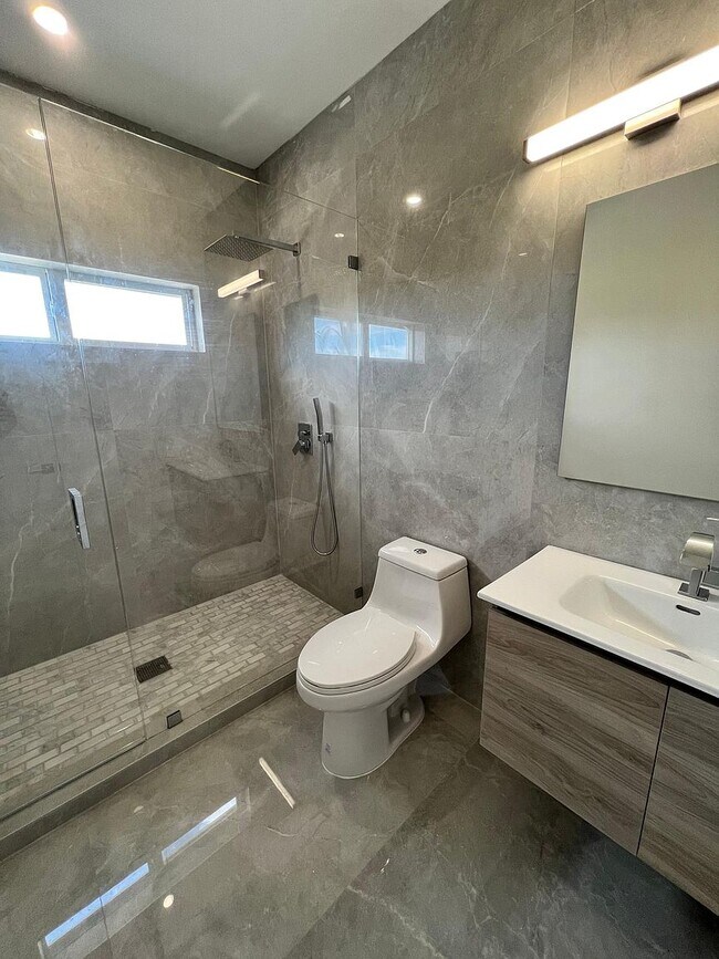 Building Photo - 229 W Seaview Cir