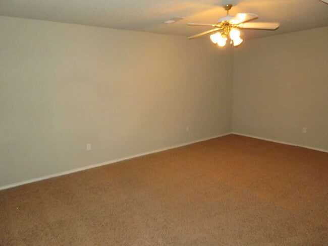 Building Photo - Duplex Located On Cul-De-Sac With A Basement!