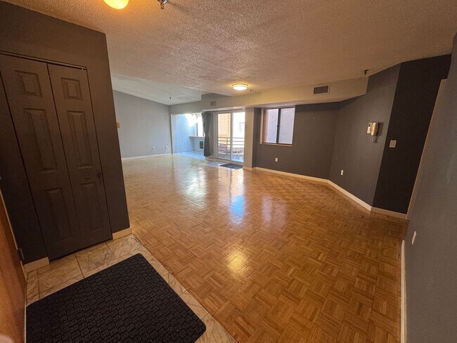 Building Photo - Charming 2 Bedroom