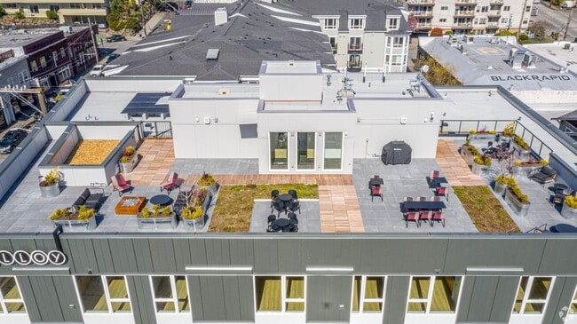 Interior Photo - Alloy