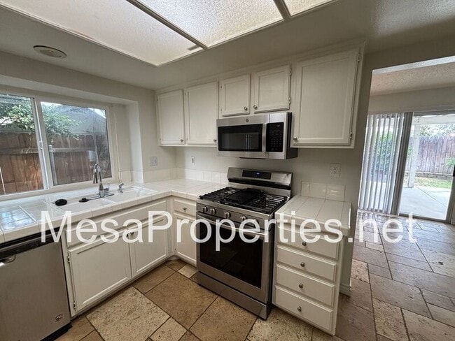 Building Photo - 14925 Dandelion Ct