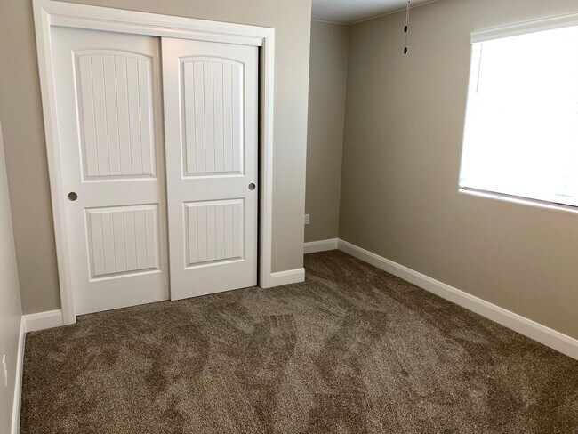 Building Photo - Spacious 3-Bedroom Townhome in Black Hawk ...
