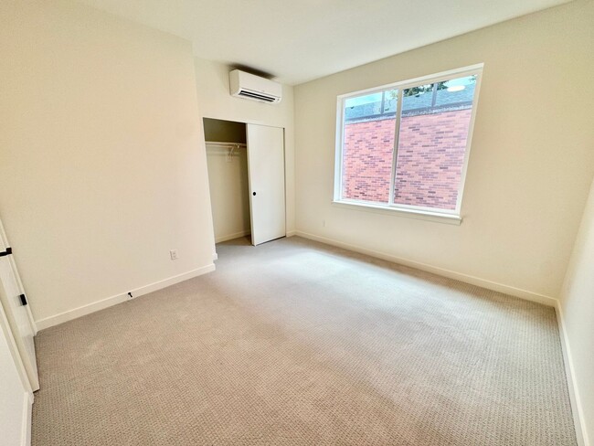 Building Photo - *1 MONTH FREE RENT* A 2bd/2bath Modern Tow...