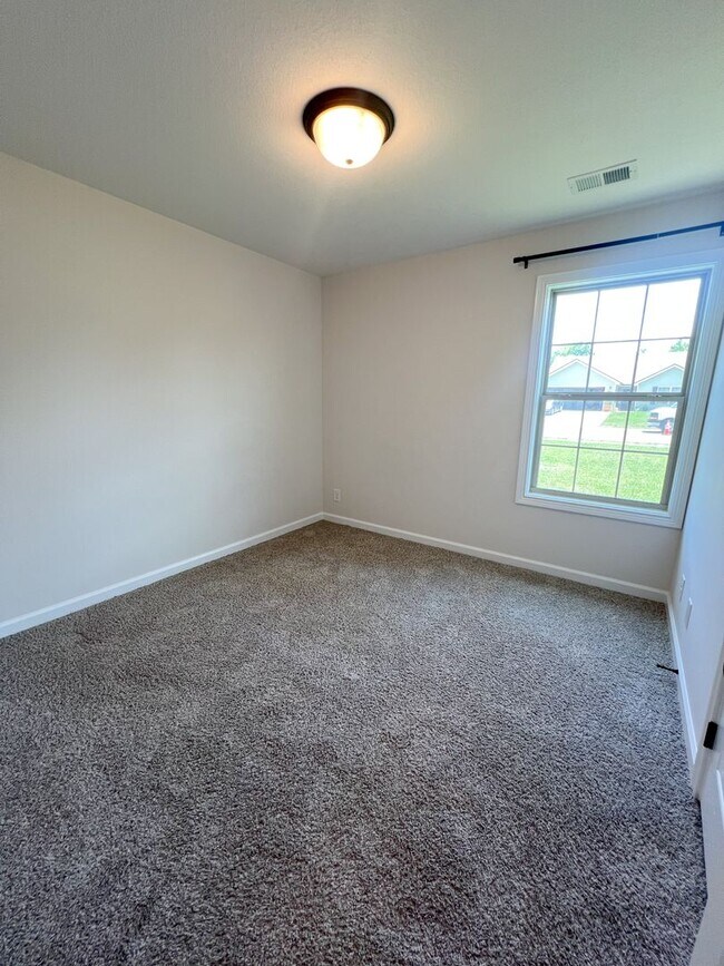 Building Photo - 702 Gleason Dr