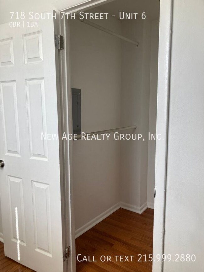 Building Photo - Studio Apartment one block from South Street!