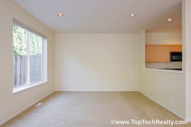 Building Photo - Fabulous 3 BD* 2.5 BA In Popular Arbor Reserve Townhome Community! **Minutes From Tanasbourne Sho...