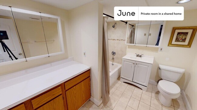 Building Photo - Private bedroom in 6 bed/2 bath Home