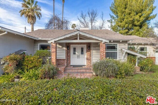 Building Photo - 22839 Oxnard St