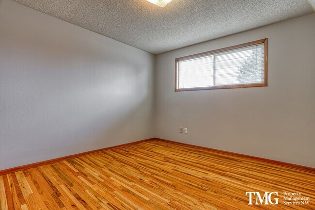 Building Photo - Charming single-family home!