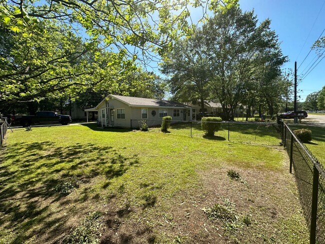 Building Photo - Duplex down town prattville