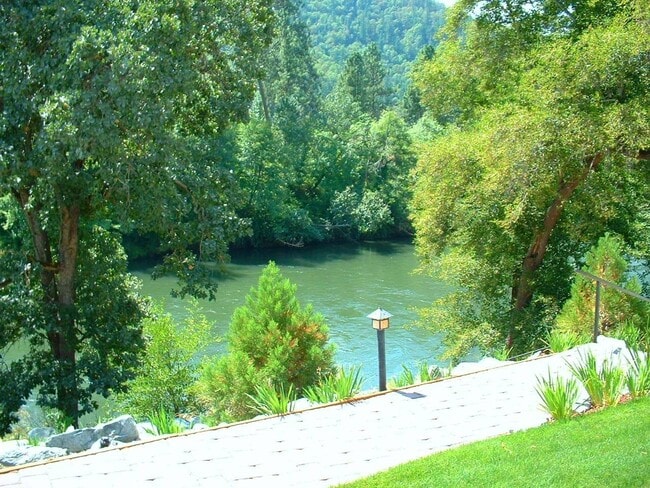Building Photo - Charming 4 bedrooms, 2 bath on the RIVER w...